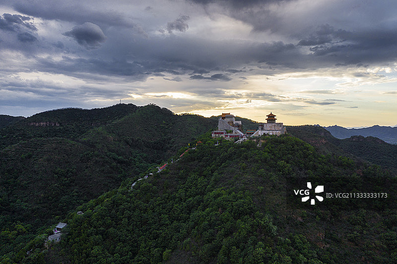 2021年6月5日，北京平谷丫髻山云雨过后是彩霞。图片素材