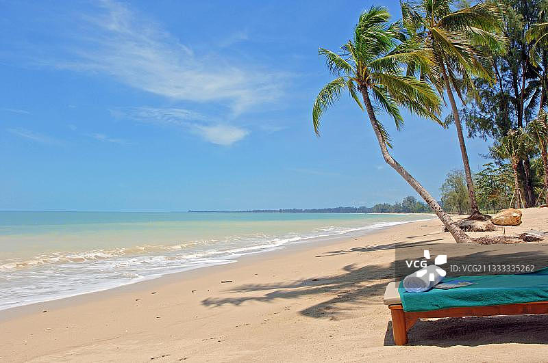 亚洲泰国棕榈树下的海滩躺椅图片素材