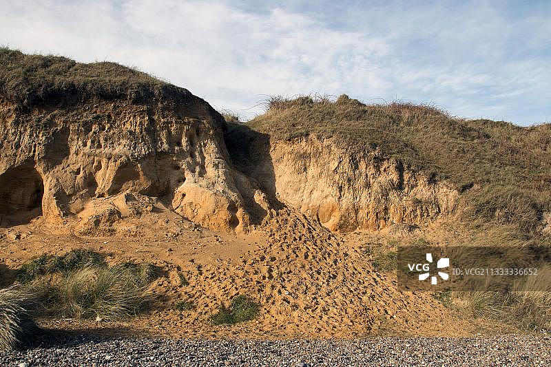 英国萨福克郡锡泽韦尔和索普尼斯之间的悬崖侵蚀图片素材