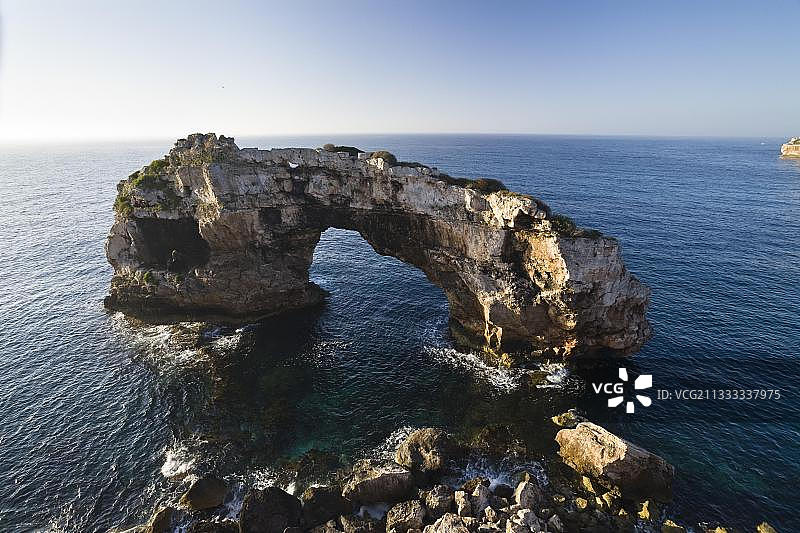 西班牙马略卡岛桑坦伊海湾的岩石拱门图片素材