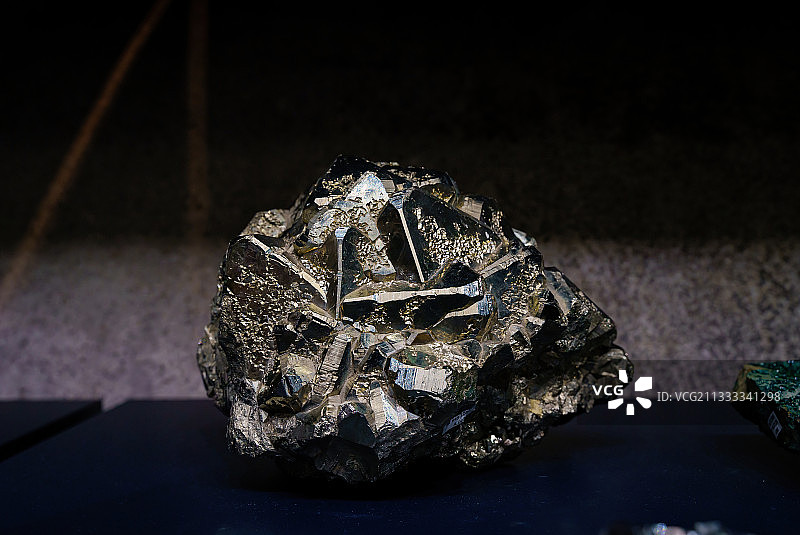 德国鲁尔博物馆黄铁矿卵石标本图片素材