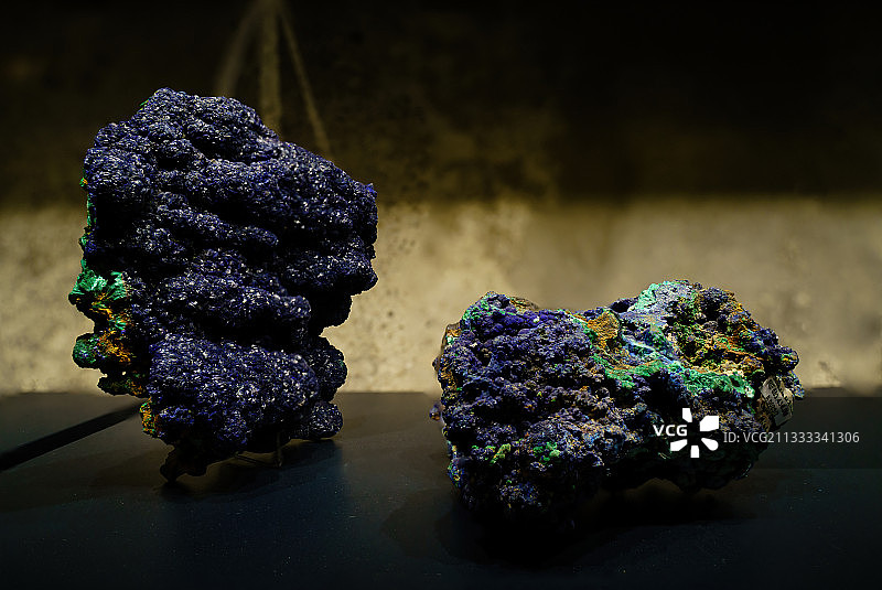德国鲁尔博物馆蓝铜矿、孔雀石和氧化锰矿石标本图片素材