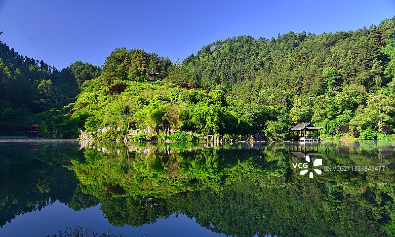 贵州黔南，都匀市青云湖；清晨的湖面如止水明镜，太阳升起照耀着图片素材