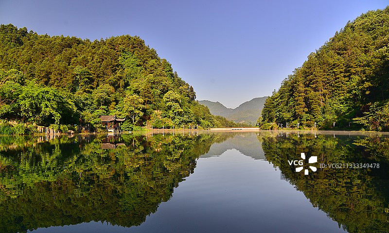 贵州黔南，都匀市青云湖；清晨的湖面如止水明镜，太阳升起照耀着图片素材
