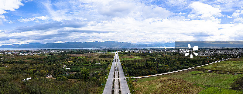 大理洱海的道路和天空图片素材