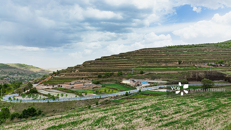陇上辽阔的黄土高原绝美的夏天风光图片素材