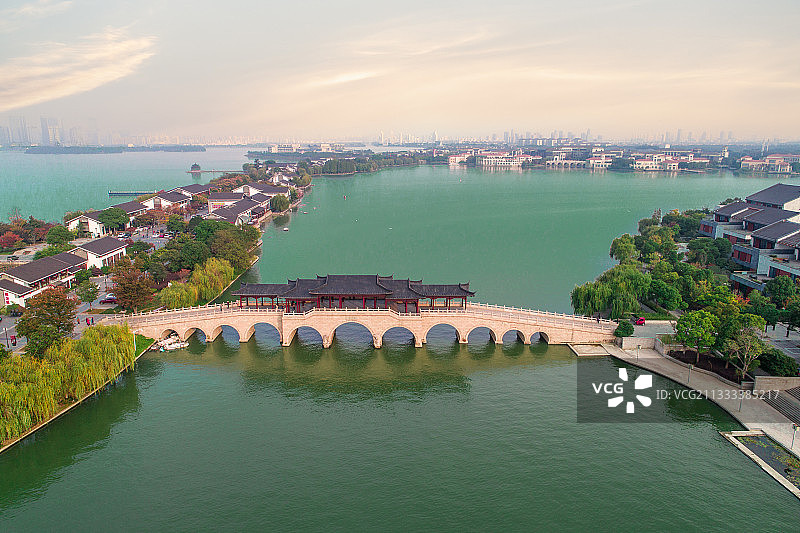 航拍江苏省苏州金鸡湖风景区的李公堤图片素材