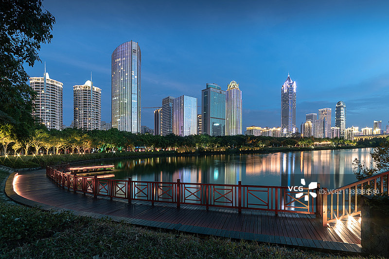海南海口万绿园公园湖畔商务写字楼图片素材