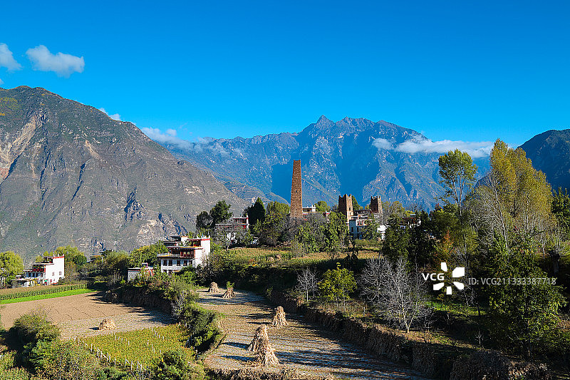 四川甘孜藏族自治州丹巴县的中路藏寨，远处是墨尔多神山图片素材