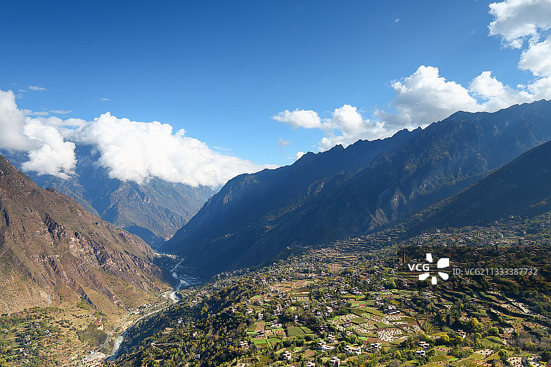 四川甘孜藏族自治州丹巴县的中路藏寨，边上是小金河。图片素材