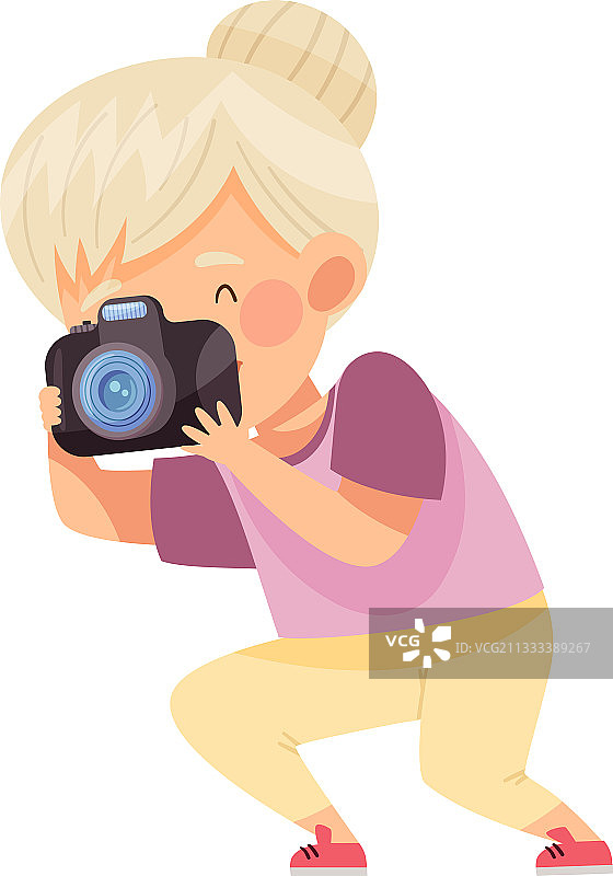 手持相机拍照的金发女孩图片素材