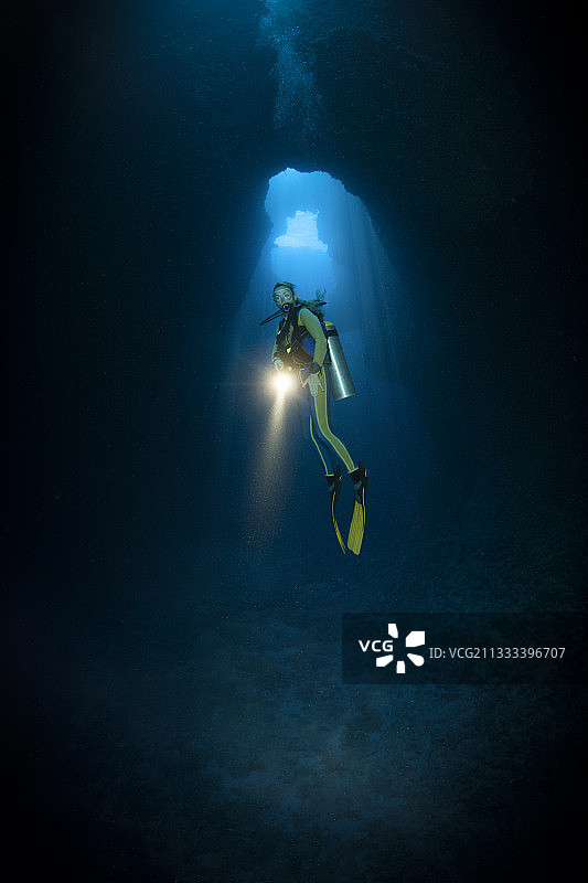 密克罗尼西亚帕劳蓝洞潜水员图片素材