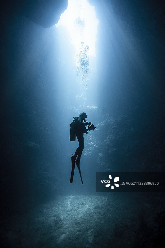 密克罗尼西亚帕劳蓝洞潜水员图片素材