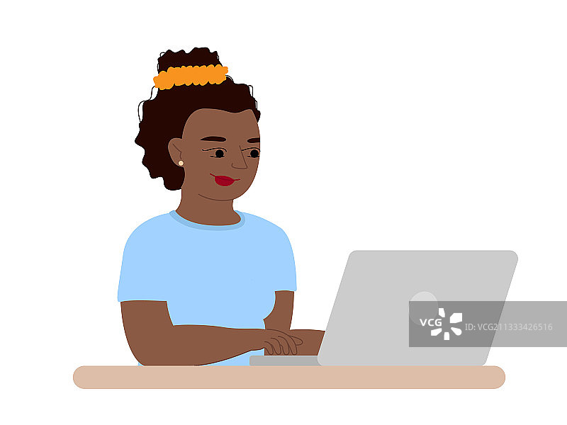 在笔记本电脑上工作的非裔美国自由职业女孩图片素材