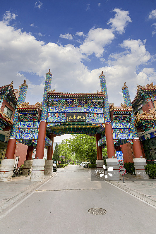 北京昌平温都水城牌坊图片素材