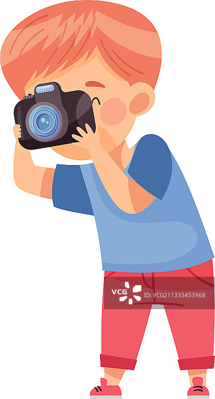 红发男孩拿着相机拍照图片素材