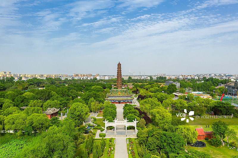 河南开封铁塔公园夏季户外风光航拍视角图片素材