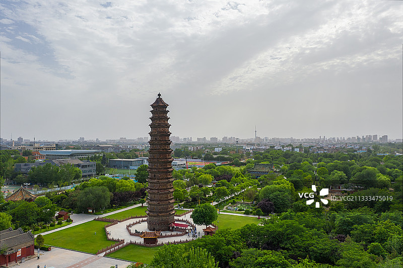 河南开封铁塔公园夏季户外风光航拍视角图片素材