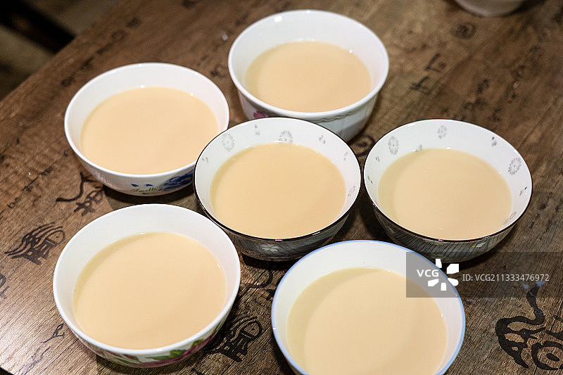 新疆少数民族牧民家奶茶图片素材