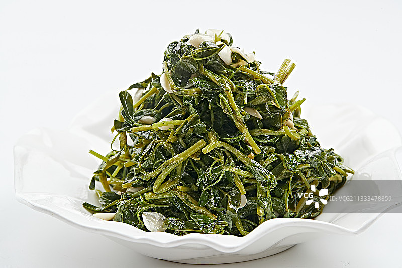 白色瓷盘装的杏仁炝拌野菜图片素材