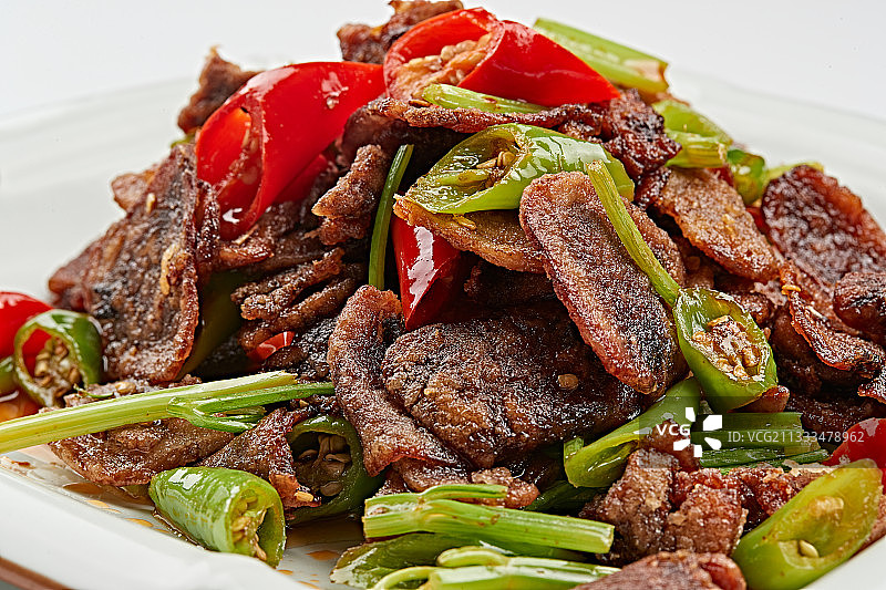 精美瓷餐具装的辣炒牛舌图片素材