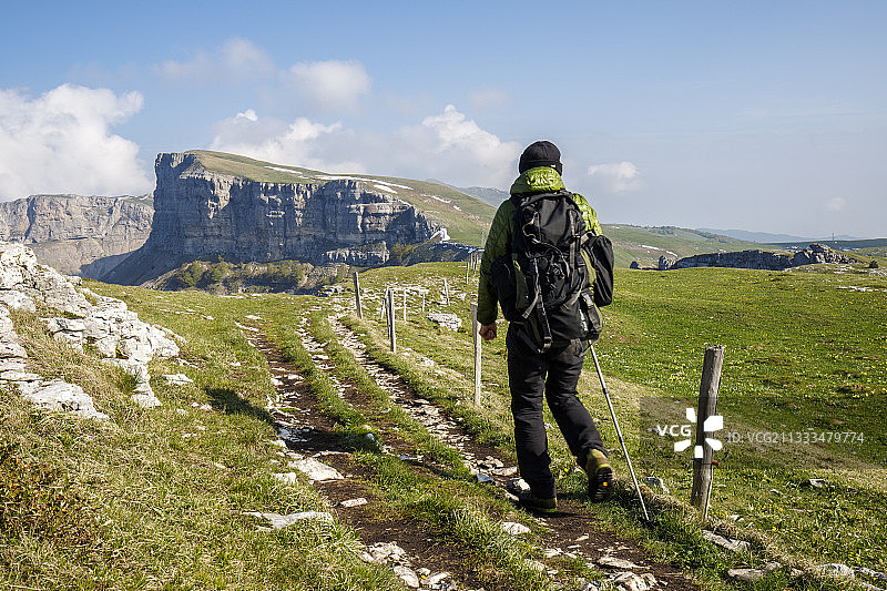徒步者在丰杜尔勒高原的山脊小路上，法国韦科尔地区自然公园图片素材
