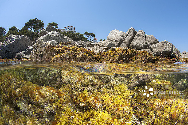 从空中和水面看到的西班牙布拉瓦海岸卡莱利亚德帕拉夫鲁赫尔村庄景色，喜光藻类生物群落图片素材