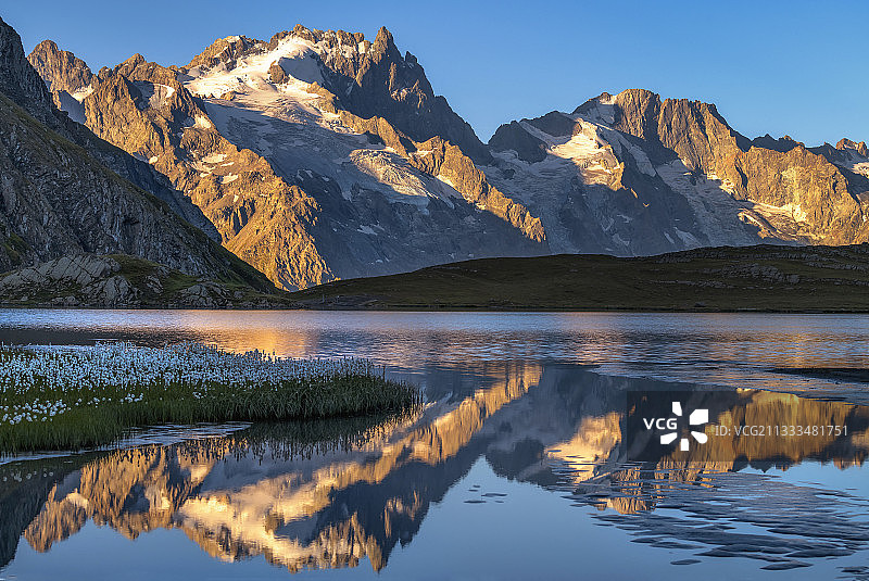 法国阿尔卑斯山拉梅耶峰映照戈莱翁湖图片素材