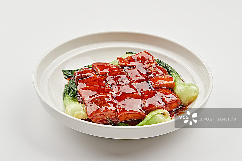 白色瓷盘装的毛家红烧肉图片素材