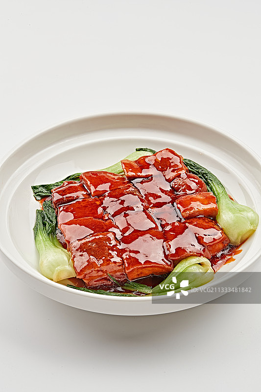 白色瓷盘装的毛家红烧肉图片素材