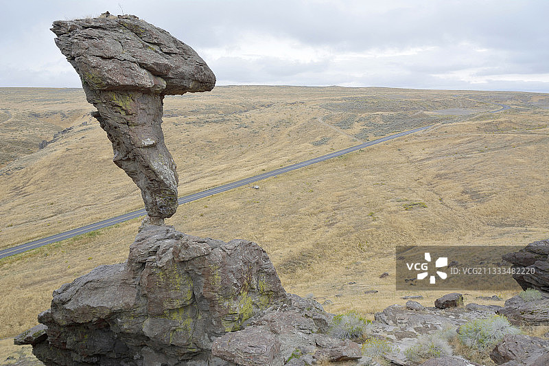 美国爱达荷州三文鱼瀑布溪峡谷的平衡石图片素材