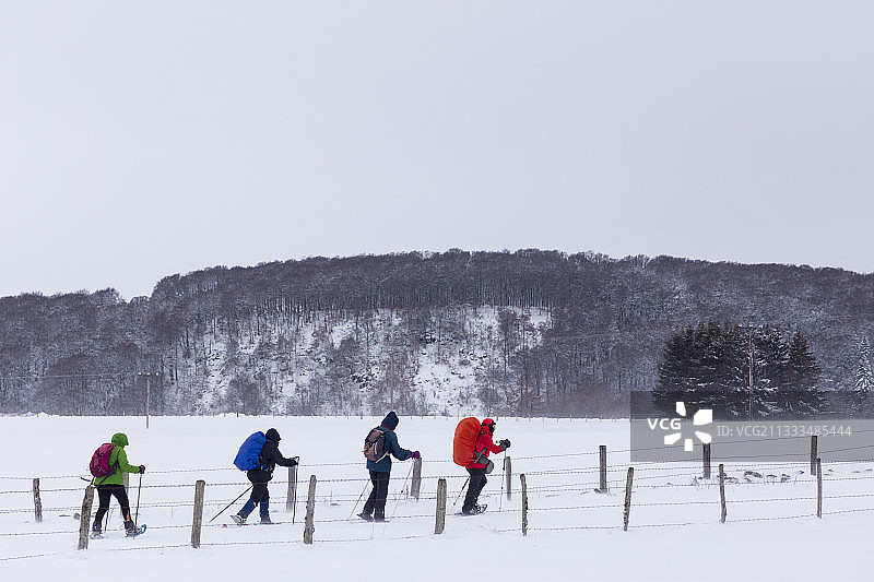 洛泽尔奥布拉克地区自然公园德罗克瀑布附近的狂风中雪鞋健行图片素材