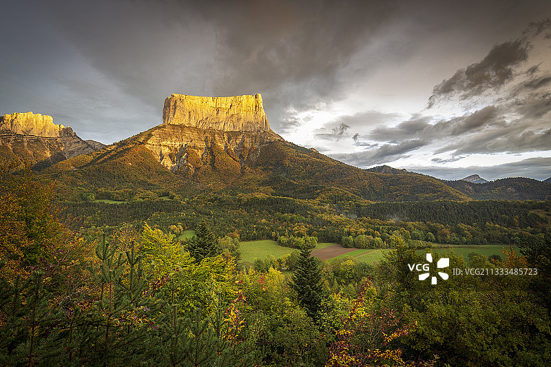 法国伊泽尔省韦科尔地区自然公园艾吉耶山风光图片素材