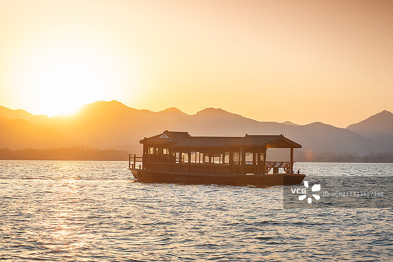 西湖黄昏游船图片素材