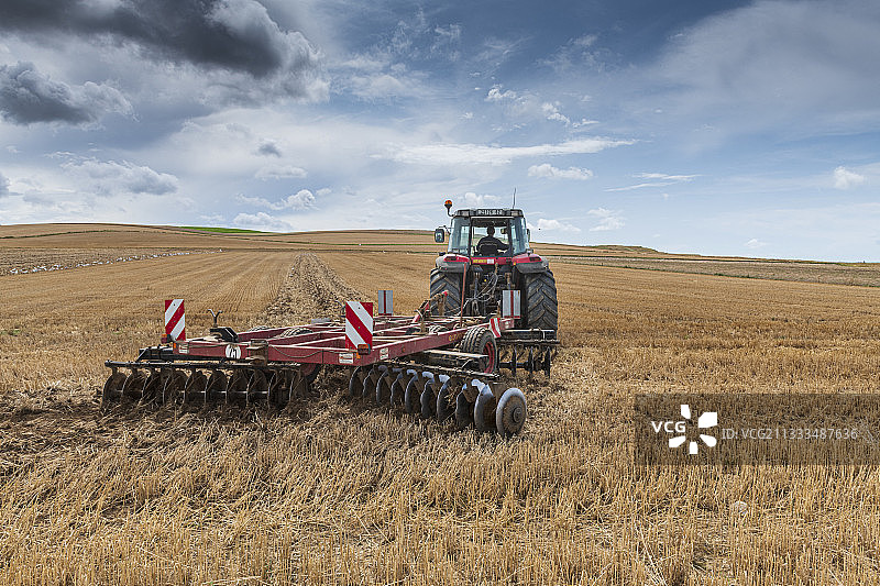 法国加来海峡埃斯卡莱的农民在耕地图片素材
