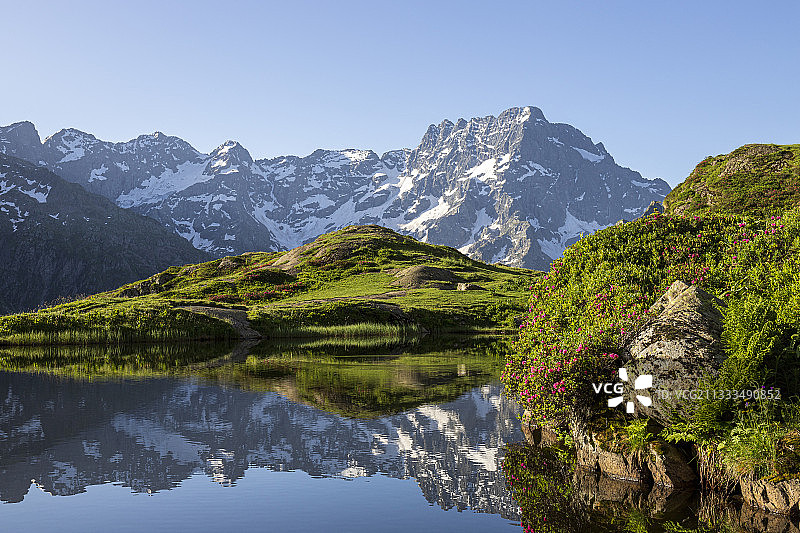 法国埃克兰国家公园锡拉克山在劳zon湖的倒影图片素材