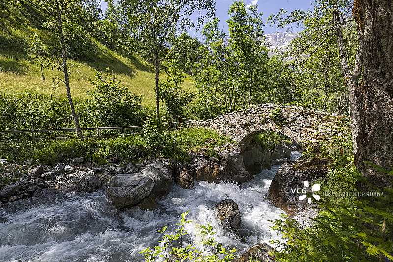 法国埃克兰国家公园迪亚布勒峡谷与罗马高卢桥图片素材