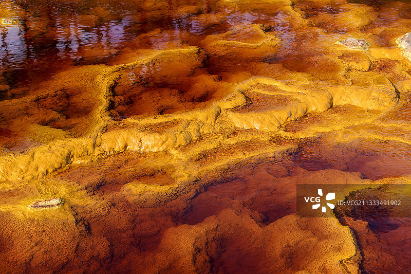 细菌生物膜和石灰华，西班牙安达卢西亚廷托河图片素材