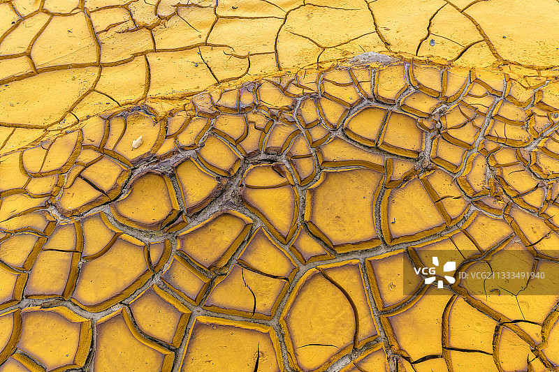西班牙安达卢西亚：富含氧化铁的干燥黏土图片素材