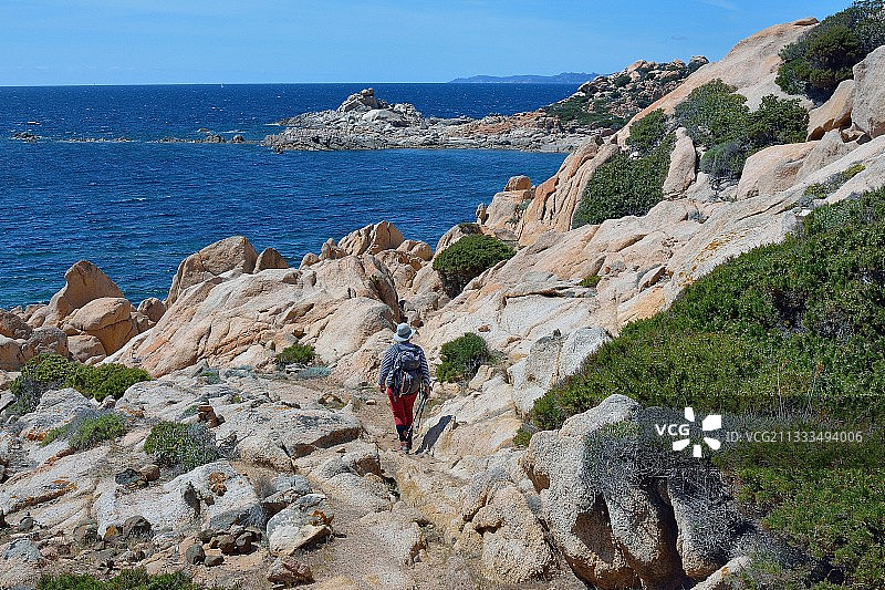 在从托纳拉到巴拉瓜诺的科西嘉岛沿海小路徒步旅行图片素材