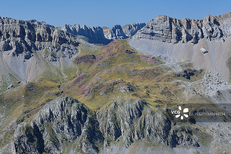 从Pic Laraille山脊眺望阿拉诺山脉石灰岩和阿拉贡比利牛斯山脉红色砂岩图片素材