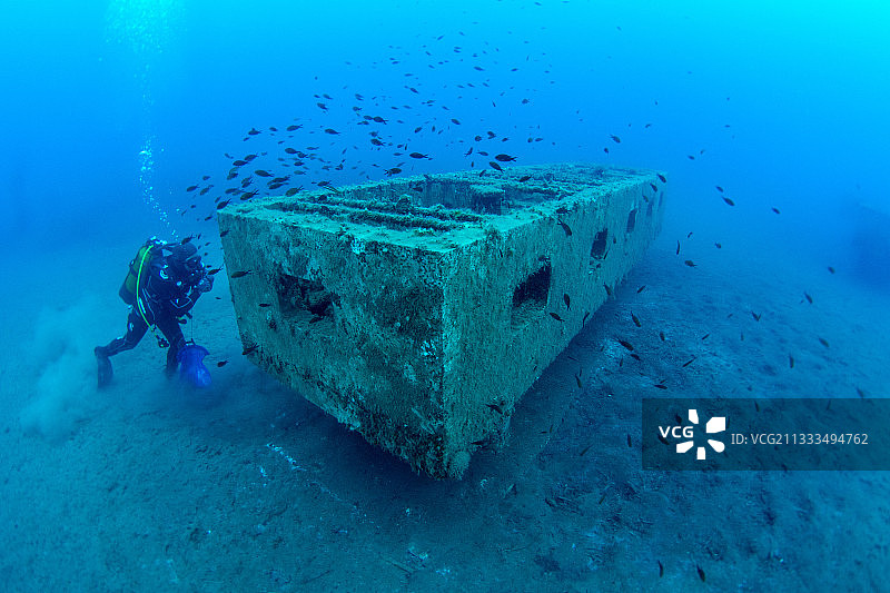 在法国上科西嘉巴斯蒂亚水下人工鱼礁前的潜水员图片素材