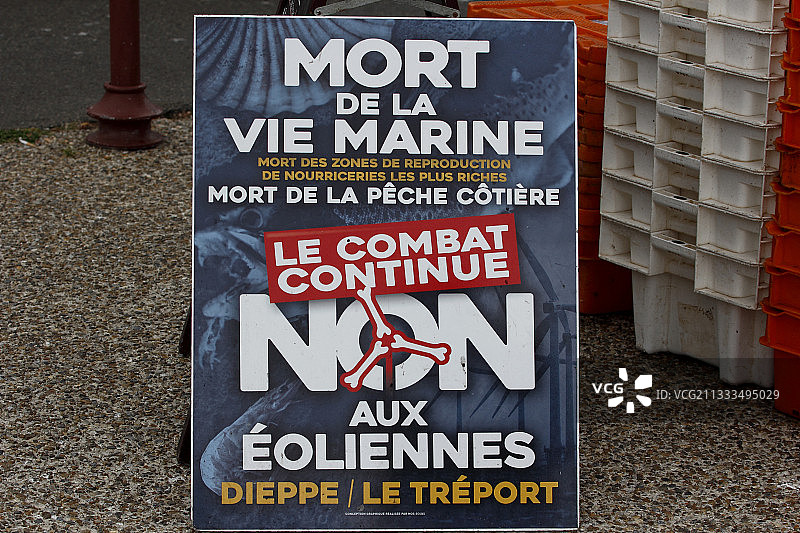 关于在法国诺曼底特雷波特附近安装风力涡轮机的告示牌图片素材