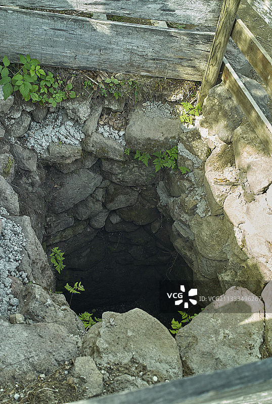 法国奥弗涅火山地区自然公园芒达伊谷狼 trap 修复图片素材