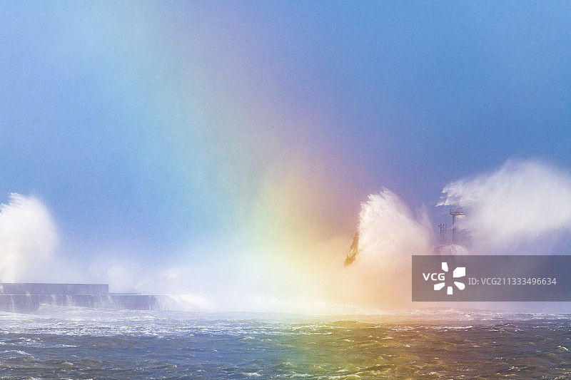 风暴期间海浪拍打着卡诺堤坝的灯塔图片素材