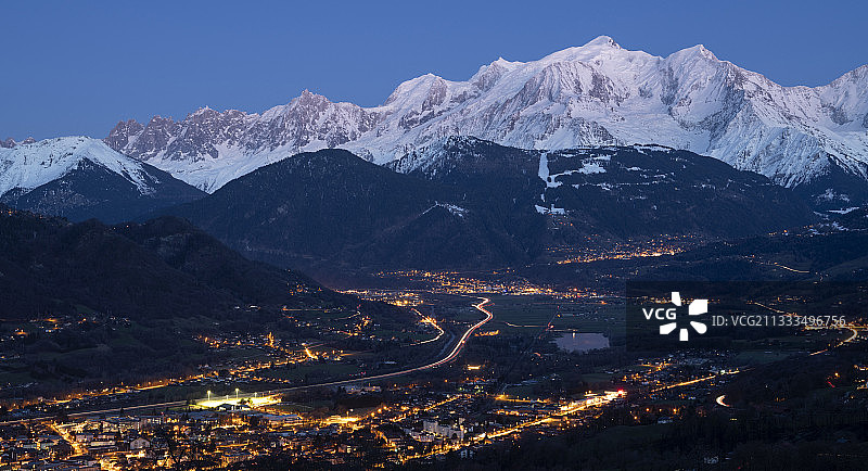 勃朗峰和阿尔沃河谷暮光全景，法国上萨瓦省萨朗什上空拍摄图片素材