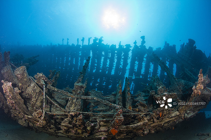 法属波利尼西亚塔希提岛的船只残骸低角度视图图片素材