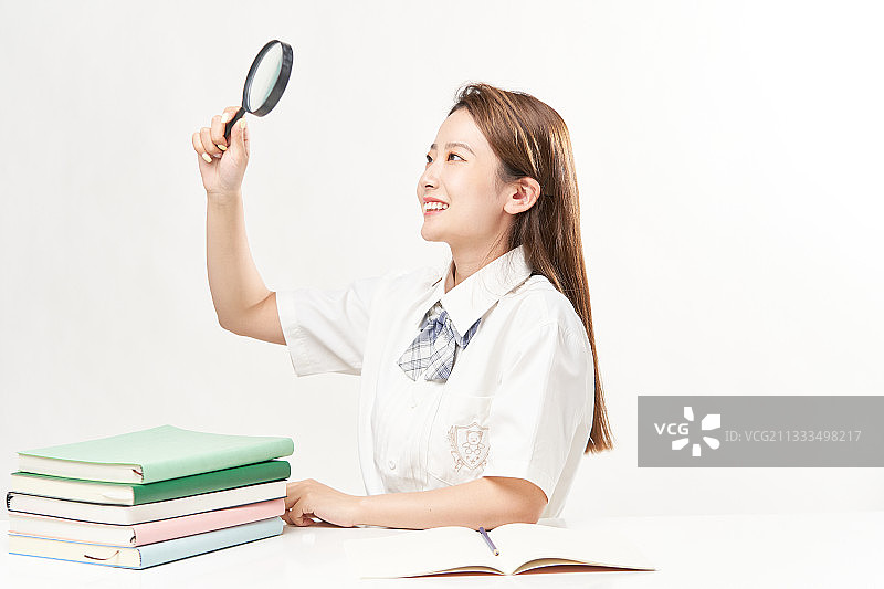 白色背景前传校服的亚洲女学生图片素材