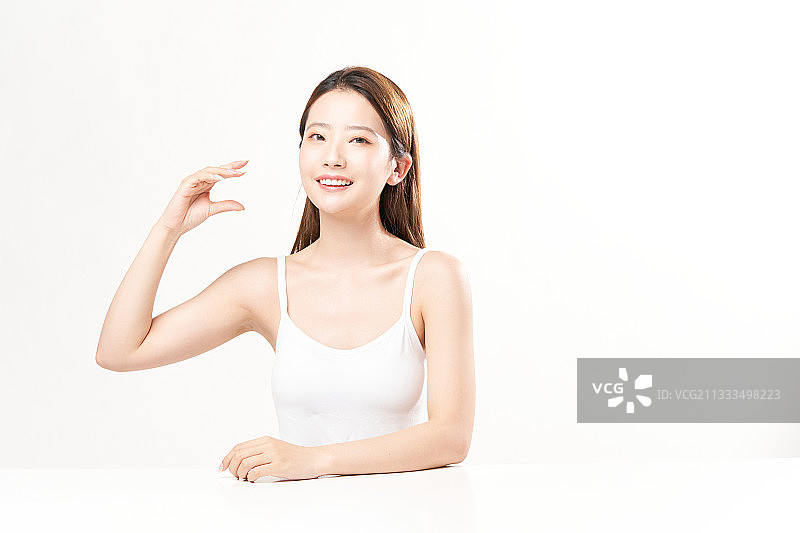 白色背景前一位亚洲裸妆美女图片素材