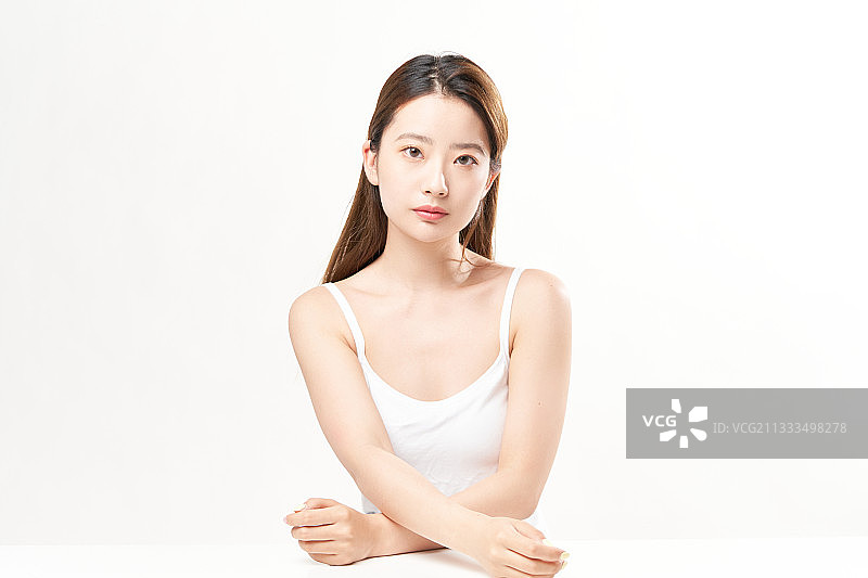 白色背景前一位亚洲裸妆美女图片素材